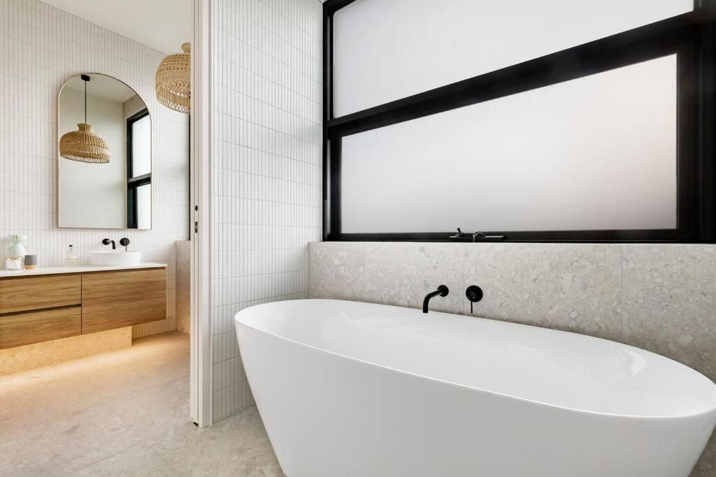 Kirks On Park - Brand New Luxury Home, Great Location Сорренто Екстер'єр фото